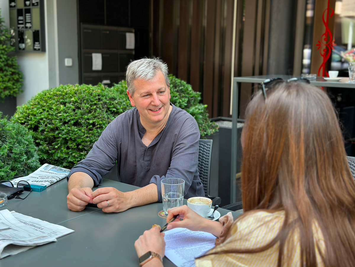 SVP-Präsident und Tessiner Ständerat Marco Chiesa vor einem Bistro in Lugano, wo er watson für das grosse Wahljahr-Interview trifft. Aufgenommen am 11. Juli 2023.