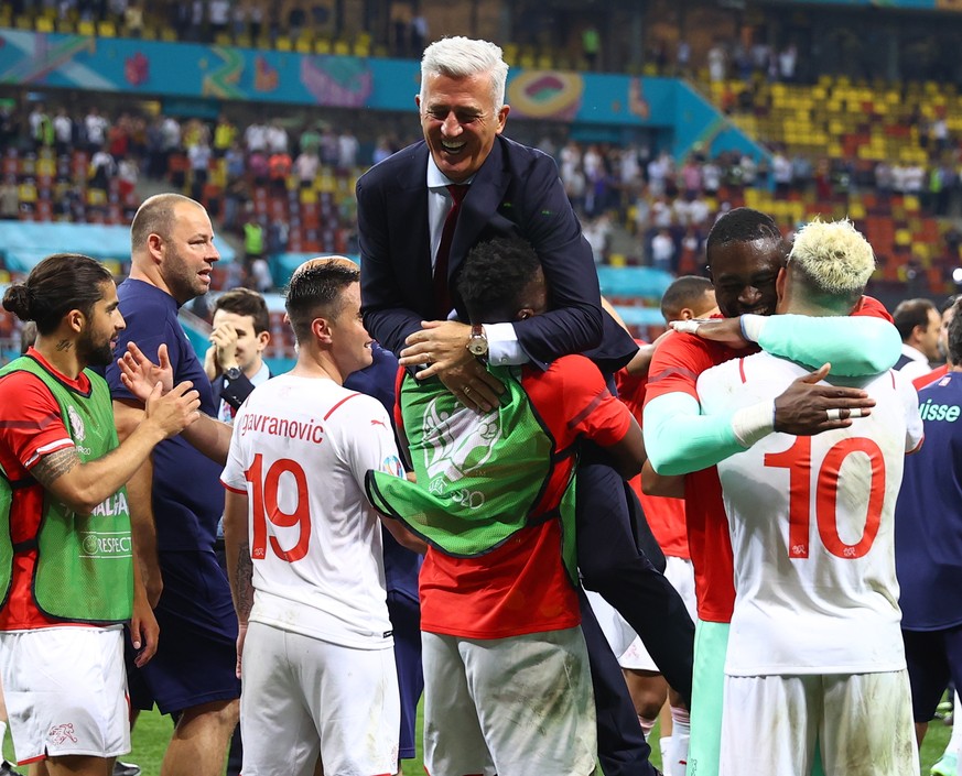 epa09309724 Players of Switzerland react with head coach Vladimir Petkovic (C) after winning the UEFA EURO 2020 round of 16 soccer match between France and Switzerland in Bucharest, Romania, 28 June 2 ...