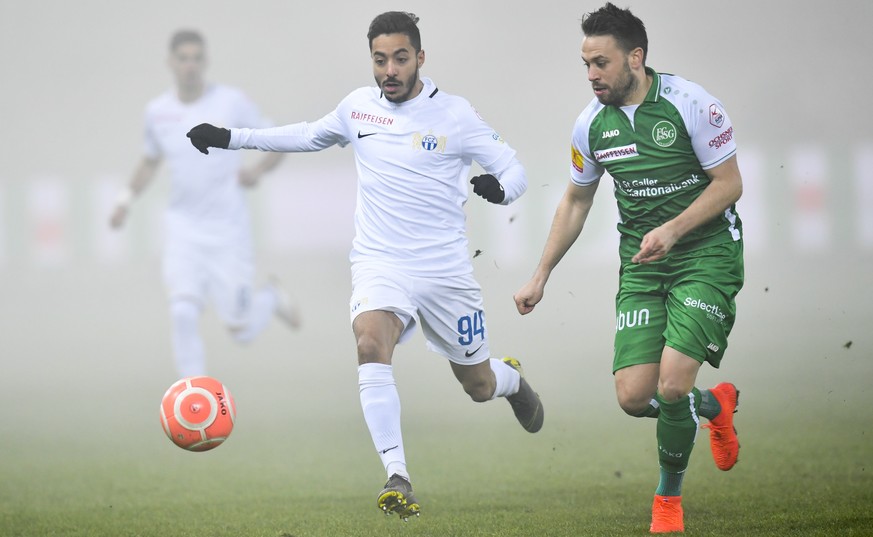 Zuerichs Salim Khelifi, links, gegen St. Gallens Andreas Wittwer, beim Fussball Super-League Spiel zwischen dem FC St. Gallen und dem FC Zuerich, am Mittwoch, 6. Februar 2019, im Kybunpark in St. Gall ...