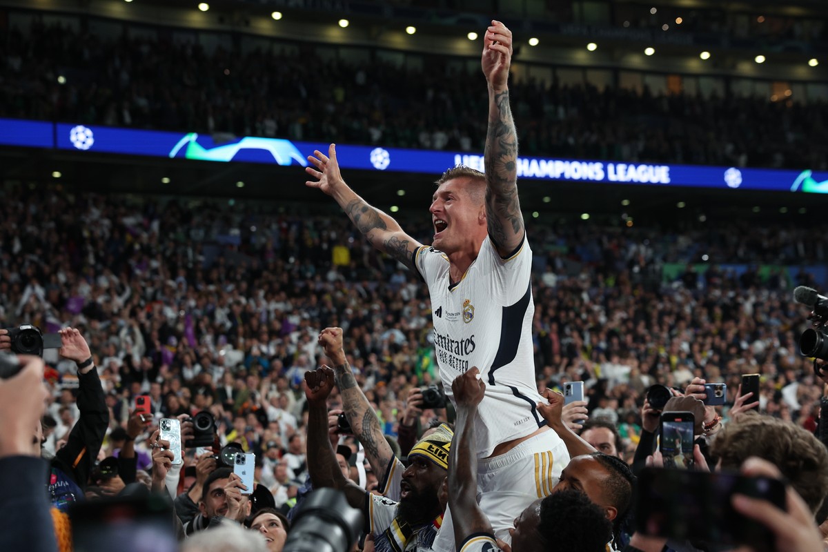 epaselect epa11384750 Toni Kroos of Real Madrid celebrates with the fans after winning the UEFA Champions League final match of Borussia Dortmund against Real Madrid, in London, Britain, 01 June 2024. ...