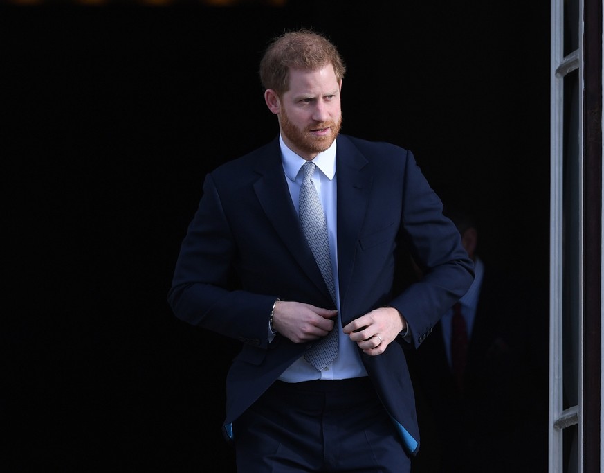 epa08132977 Prince Harry, the Duke of Sussex hosts the Rugby League World Cup 2021 draws in the gardens of Buckingham Palace in London, Britain, 16 January 2020. EPA/NEIL HALL
