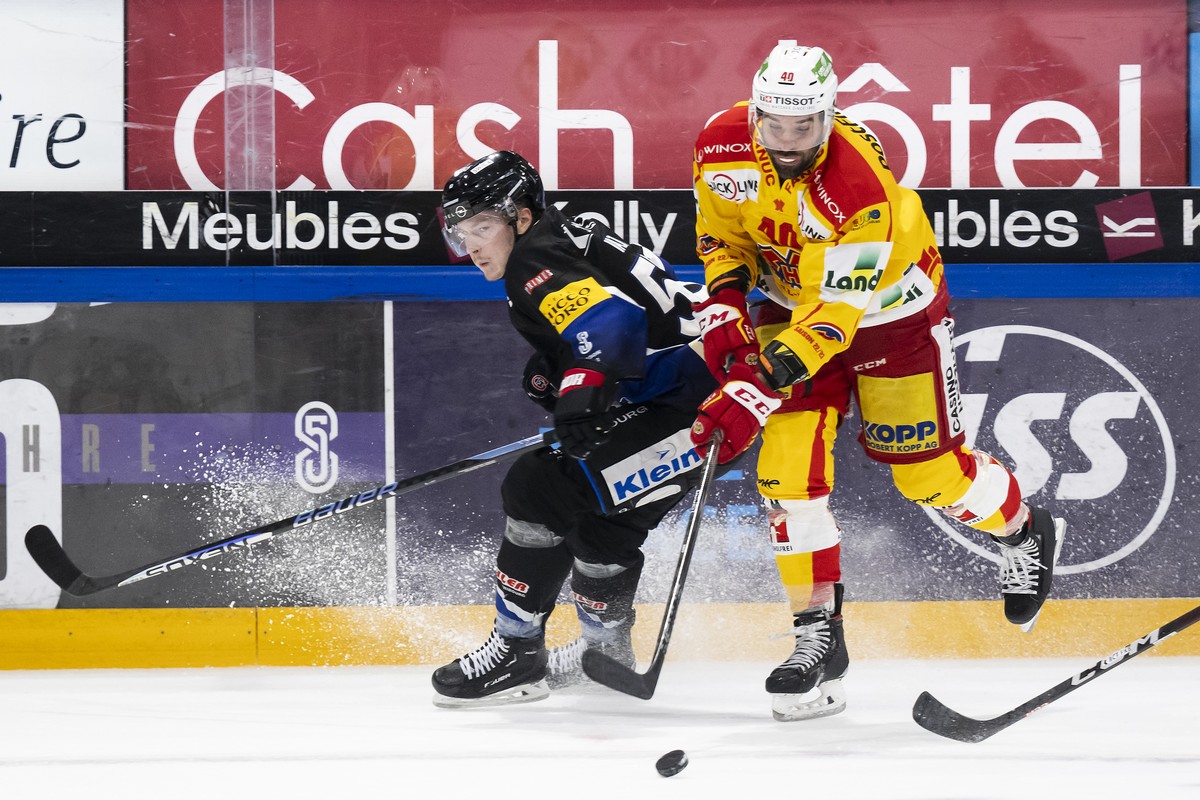 Gotterons Juuso Vainio, links, und Biels Etienne Froidevaux, rechts, kaempfen um den Puck, beim Eishockey Meisterschaftsspiel der National League A zwischen den HC Fribourg Gotteron und dem EHC Biel-B ...