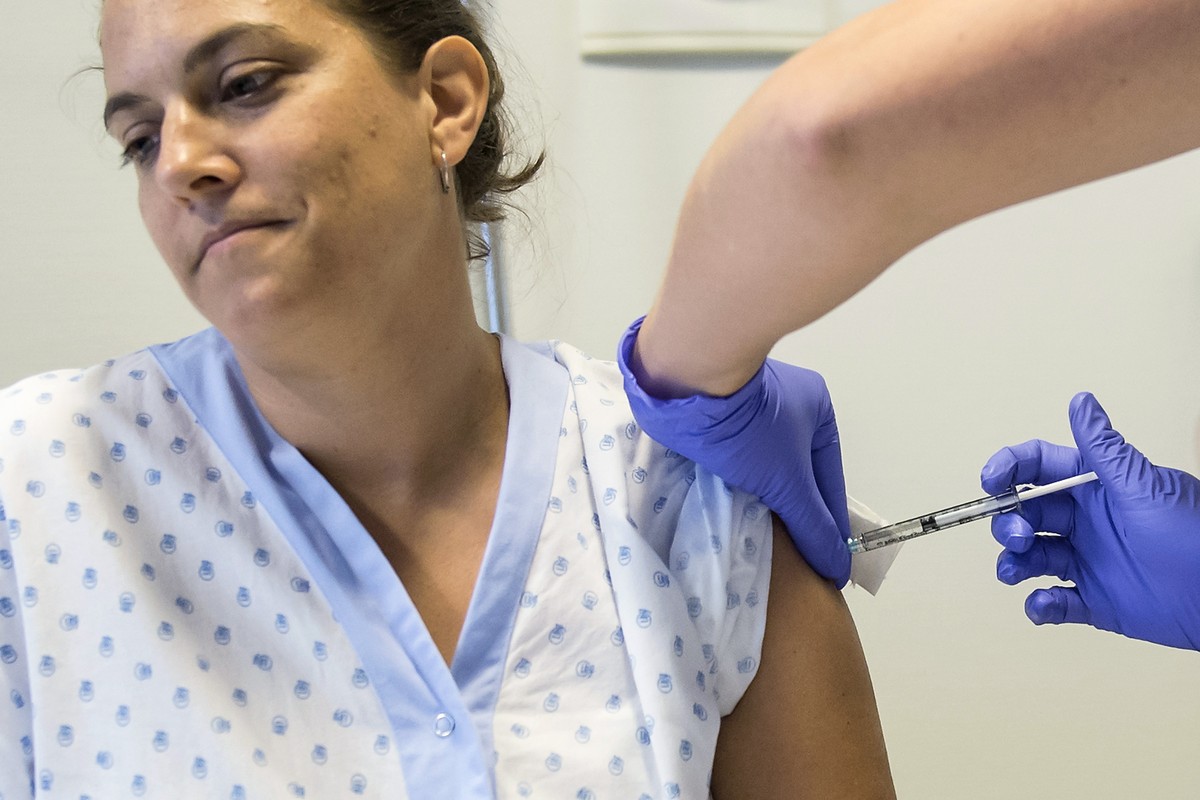 A NGO volunteer receives a dose of experimental vaccine "cAd3-EBOZ Lau" from a nurse at the Lausanne University Hospital (CHUV) in Lausanne, Switzerland, Tuesday, November 4, 2014. Swissmedi ...
