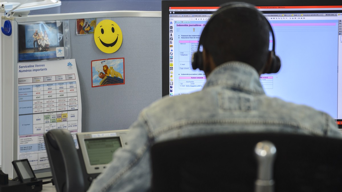 ARCHIV - Un employe de la CSS telephone au call center du siege romandie de l' assurance maladie CSS, Chretienne Sociale Suisse, ce vendredi 12 septembre 2014 a Lausanne. - Zu den Ergebnissen der ...