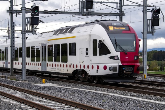 ARCHIV - ZU SUBVENTIONSAFFAERE UM FREIBURGISCHE VERKEHRSBETRIEBE TPF, DEREN EHEMALIGEN DIREKTOR VINCENT DUCROT, BUS OSTSCHWEIZ AG UND STANDSEILBAHN ST-IMMIER-MONT-SOLEIL -- Le train RE des TPF circule ...