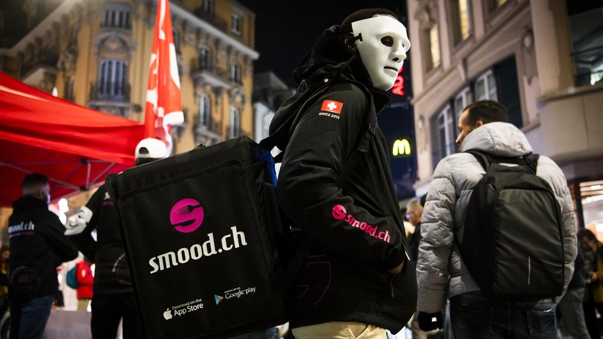 Des salaries de Smood avec le soutien du syndicat Unia manifestent lors d'une action le jeudi 11 novembre 2021 a Lausanne. Des greves de salaries se multiplient au sein de l'entreprise helve ...