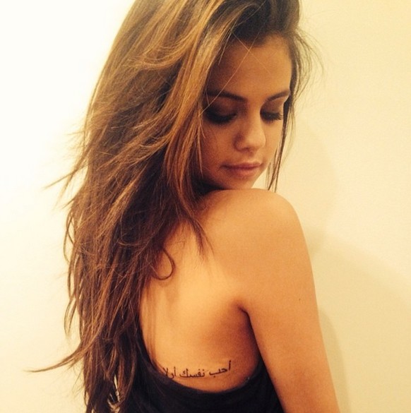 Selena Gomez und ihr Fremdsprachen-Tattoo.