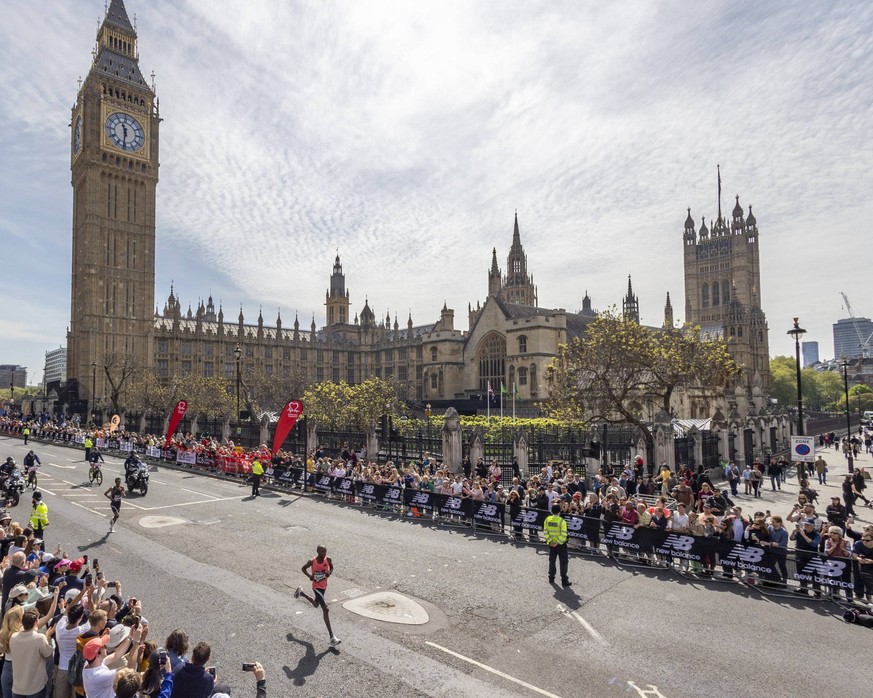 London Marathon 2026 LONDON, UK - APRIL 26: Sabastian Sawe arrives in Westminster during the London Marathon, United Kingdom on April 26, 2026. Around 50,000 people will take part in the London Marath ...