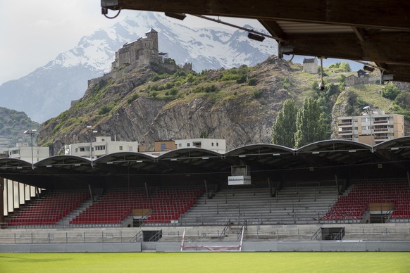 Die Nordtribuene im Fussball Stadion Tourbillon, Heimstadion des Super League Vereins FC Sion, am Samstag, 25. April 2020 in Sitten VS. Im Hintergrund das Schloss Valere. (KEYSTONE/Alessandro della Va ...