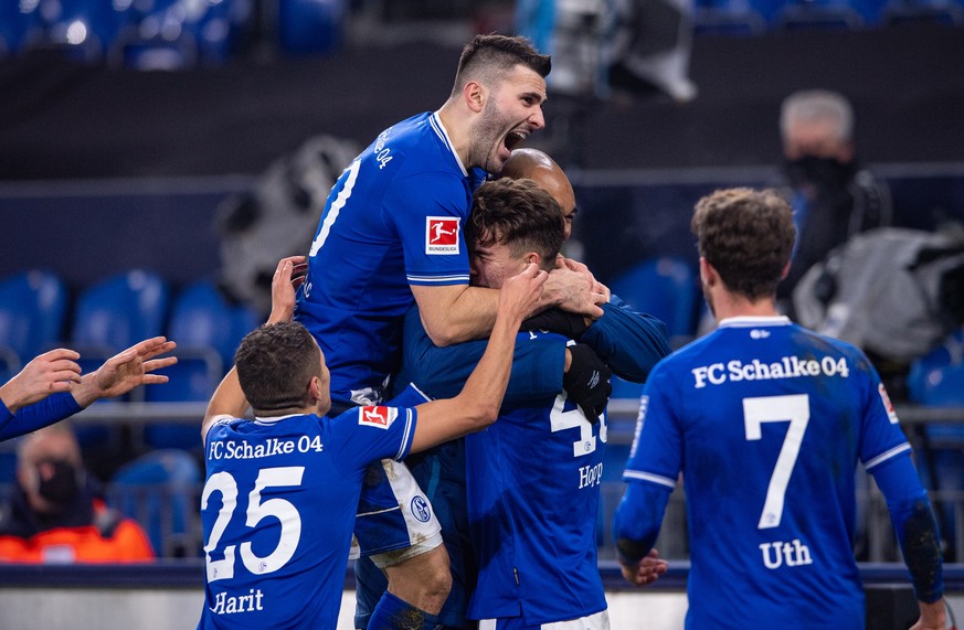 09.01.2021, Nordrhein-Westfalen, Gelsenkirchen: Fu�ball: Bundesliga, FC Schalke 04 - 1899 Hoffenheim, 15. Spieltag in der Veltins Arena. Schalkes Amine Harit (l-r), Schalkes Sead Kolasinac, Schalkes T ...