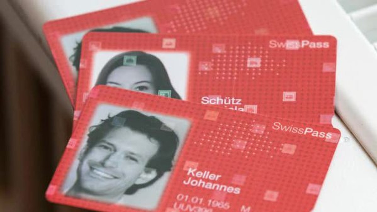 Die SBB und der Verband öffentlicher Verkehr stellten heute den Swiss Pass vor. Künftig sollen GA, Halbtax und weitere Abos auf einer einzigen Karte gespeichert sein. Der Swiss Pass ist ein erster Sch ...