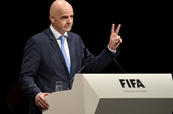 Infantino packt sogar das «Peace»-Zeichen aus.