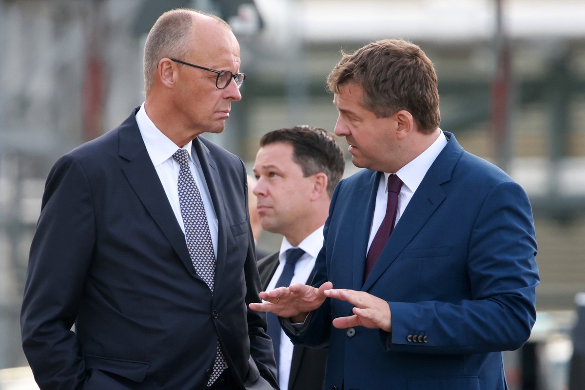 epa13209712 German Chancellor Friedrich Merz (L) and Saxony-Anhalt's State Premier Sven Schulze arrive for a statement after a visit to UPM Biochemicals in Leuna, Germany, 03 September 2026. Germ ...