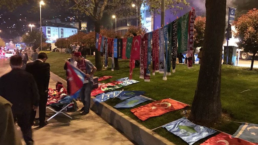 Spontan werden in Istanbul Fahnen und Schals verkauft: Alles zum Sieg von Erdogan.
