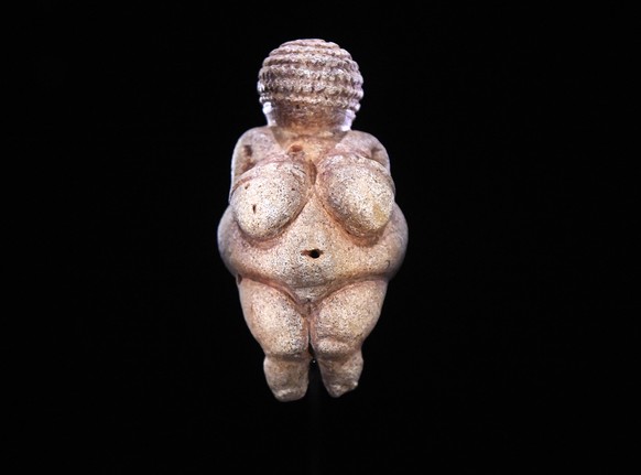 Die Venus von Willendorf aufgenommen am Dienstag, 22. September 2015, im neuen Venuskabinett des Naturhistorischen Museums (NHM) in Wien. Die rund elf Zentimeter große, altsteinzeitliche &quot;Venus v ...