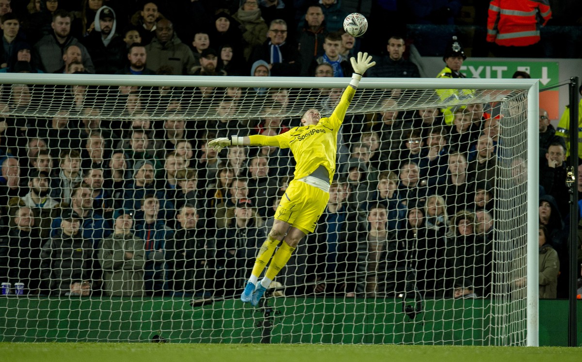 epa08105035 Everton's goalkeeper Jordan Pickford can't save Liverpool's Curtis Jones from scoring the first goal during the English Emirates FA Cup 3rd round soccer match between Liverp ...