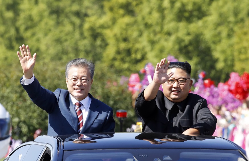 epa07029446 South Korean president Moon Jae-in (L) and North Korean leader Kim Jong-un (R) wave from a vehicle during their third Inter-Korean summit in Pyongyang, North Korea, 18 September 2018. The  ...