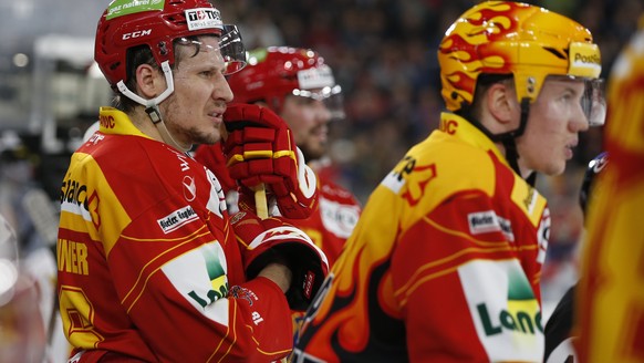 Biels Damien Brunner, links, und TopScorer Toni Rajala beobachten das Spielgeschehen, im Eishockey Meisterschaftsspiel der National League zwischen dem EHC Biel und dem Lausanne HC, am Freitag, 1. Mae ...