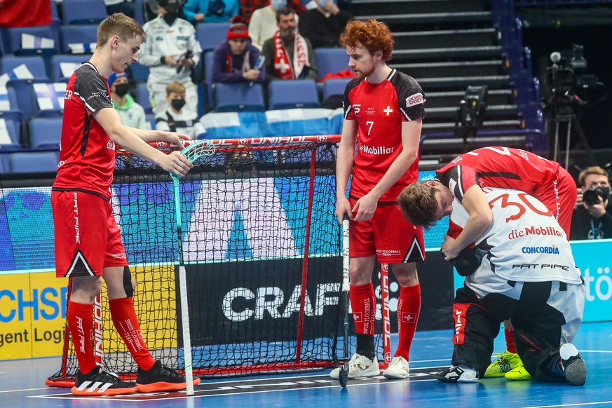 epa09636318 Players of Switzerland reacts after losing the men&#039;s World Floorball Championship 2021 3rd place match between the Czech Republic and Switzerland at Hartwall Arena in Helsinki, Switze ...