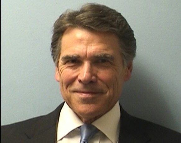 Schmeichelhaftes Polizeifoto: Rick Perry lächelt auf dem Posten.