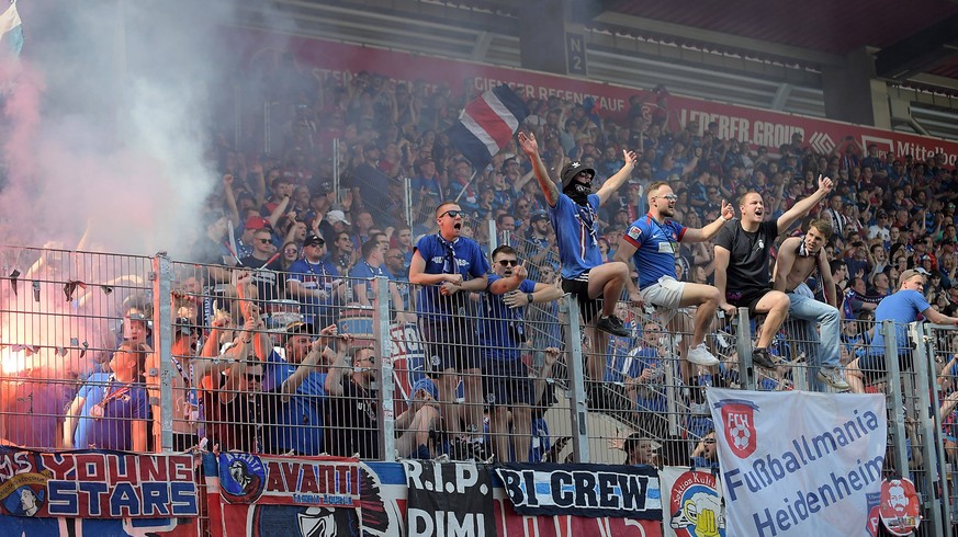 28.05.2023, xemx, Fussball 2.Bundesliga, Jahn Regensburg - 1.FC Heidenheim emspor, v.l. Fans von 1.FC Heidenheim, Fan, Stimmung, Trikot, Schal, Emotionen Pyrotechnik, Pyro, Rauch, Feuer, Randale, Beng ...