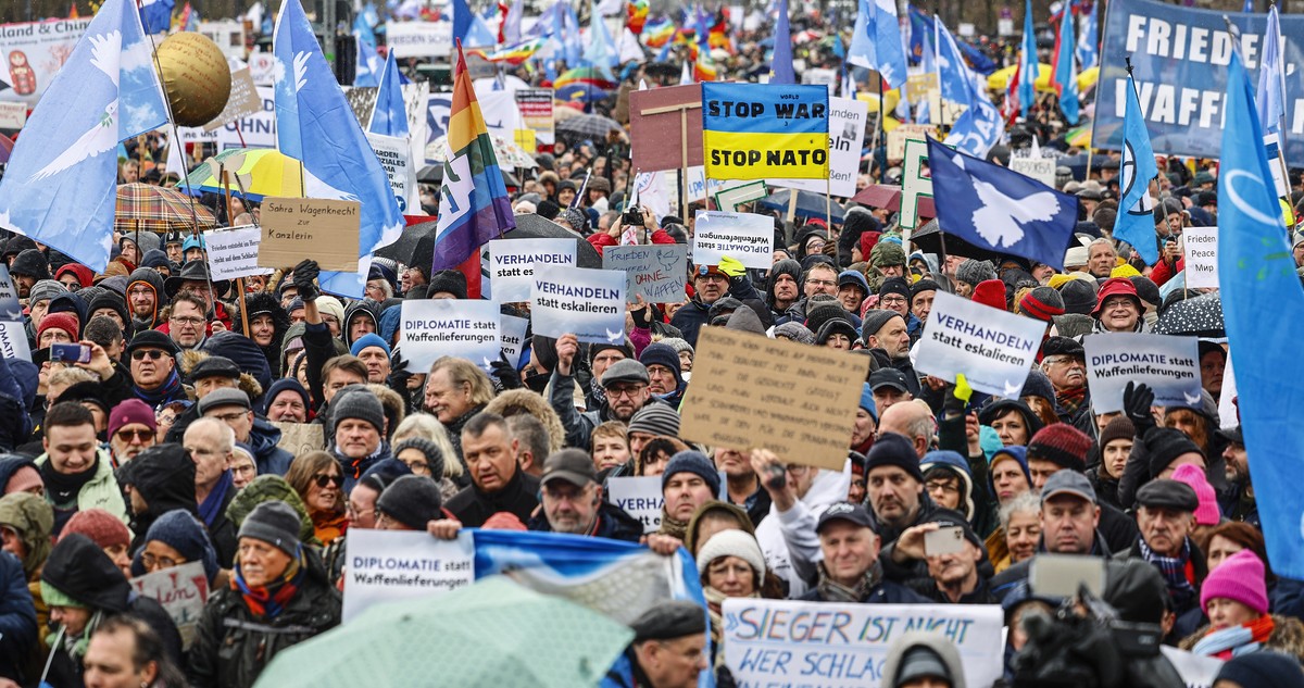 epa10490233 People attends the demonstration 'Uprising for Peace' in front of the Brandenburg gate in Berlin, Germany, 25 February 2023. Russian troops entered Ukrainian territory on 24 Febr ...