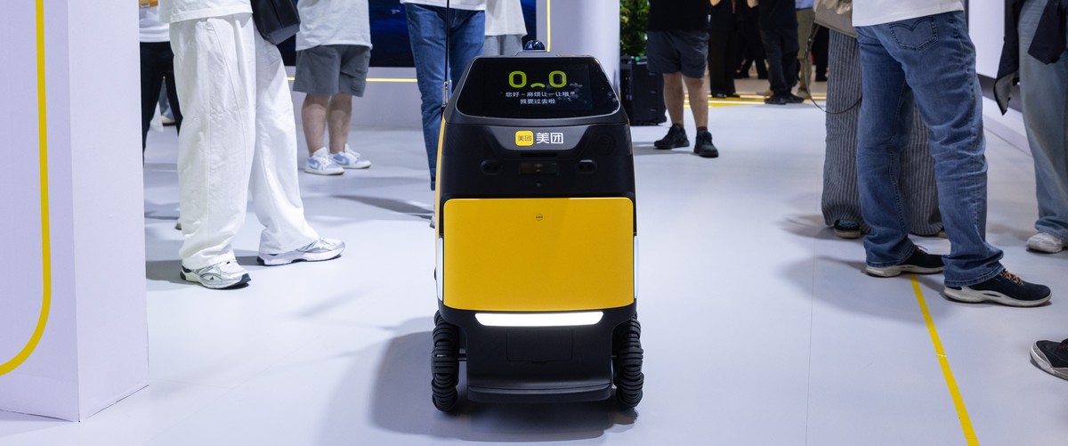 epa13224838 A Meituan delivery robot at the China International Fair for Trade in Services (CIFTIS) in Beijing, China, 09 September 2026. The fair runs until 13 September. EPA/JESSICA LEE