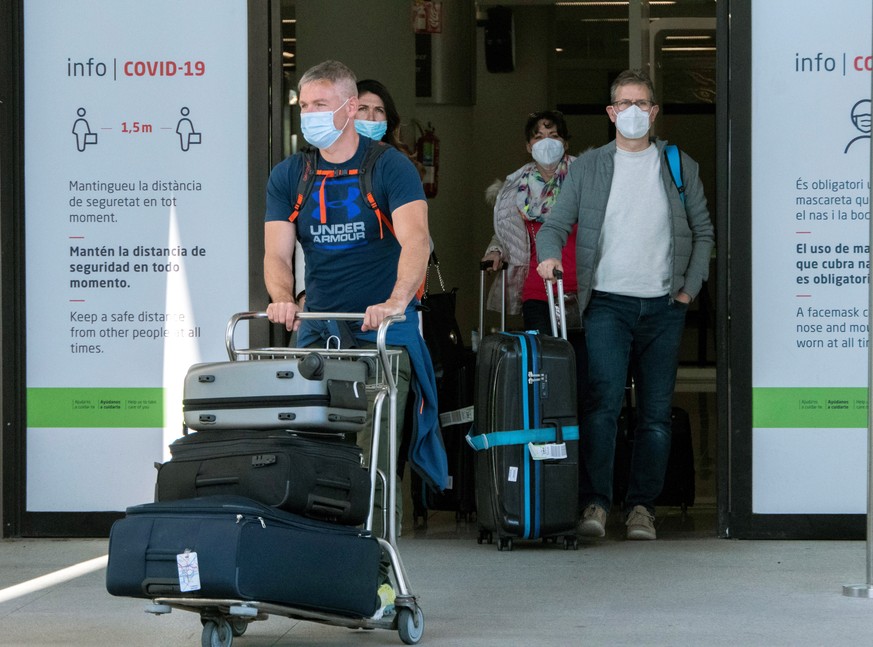 epa09088288 Tourists arrive from Germany at the Son San Joan de Mallorca airport in Palma de Mallorca, Balearic Islands, Spain, 21 March 2021. German people are planning last-minute Easter holidays to ...