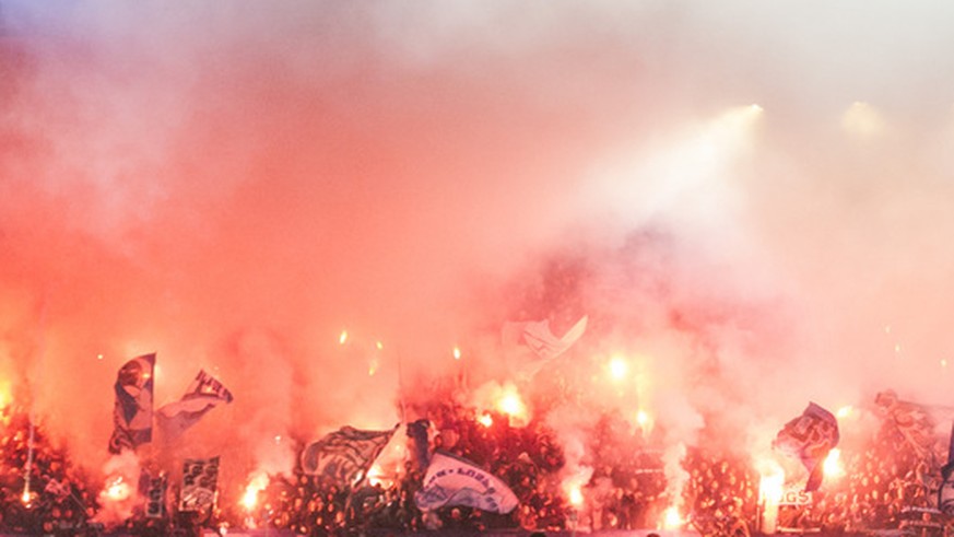 Zuercher Fans zuenden Pyros im Fussballspiel der Super League zwischen dem FC Zuerich und dem Grasshopper Club Zuerich, am Samstag, 1. Maerz 2014, im Letzigrund Stadion in Zuerich. (KEYSTONE/Ennio Lea ...