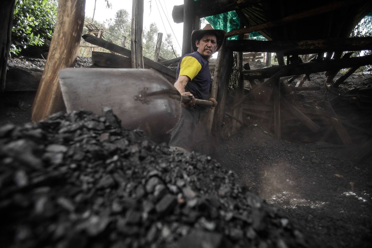 Bildnummer: 60545463 Datum: 28.09.2013 Copyright: imago/Xinhua
(130930) -- BOYACA, Sept. 28, 2013 (Xinhua) -- This photo taken Sept. 28, 2013 shows a miner working at the Pisba moor in Tasco municipa ...