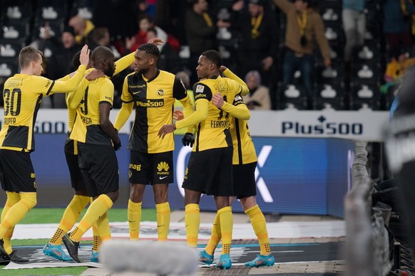 Die Spieler von YB jubeln im Fussball Meisterschaftsspiel der Super League zwischen den Berner Young Boys und dem FC Sion, fotografiert am 26. Februar 2022 im Stadion Wankdorf in Bern. (KEYSTONE/Manue ...