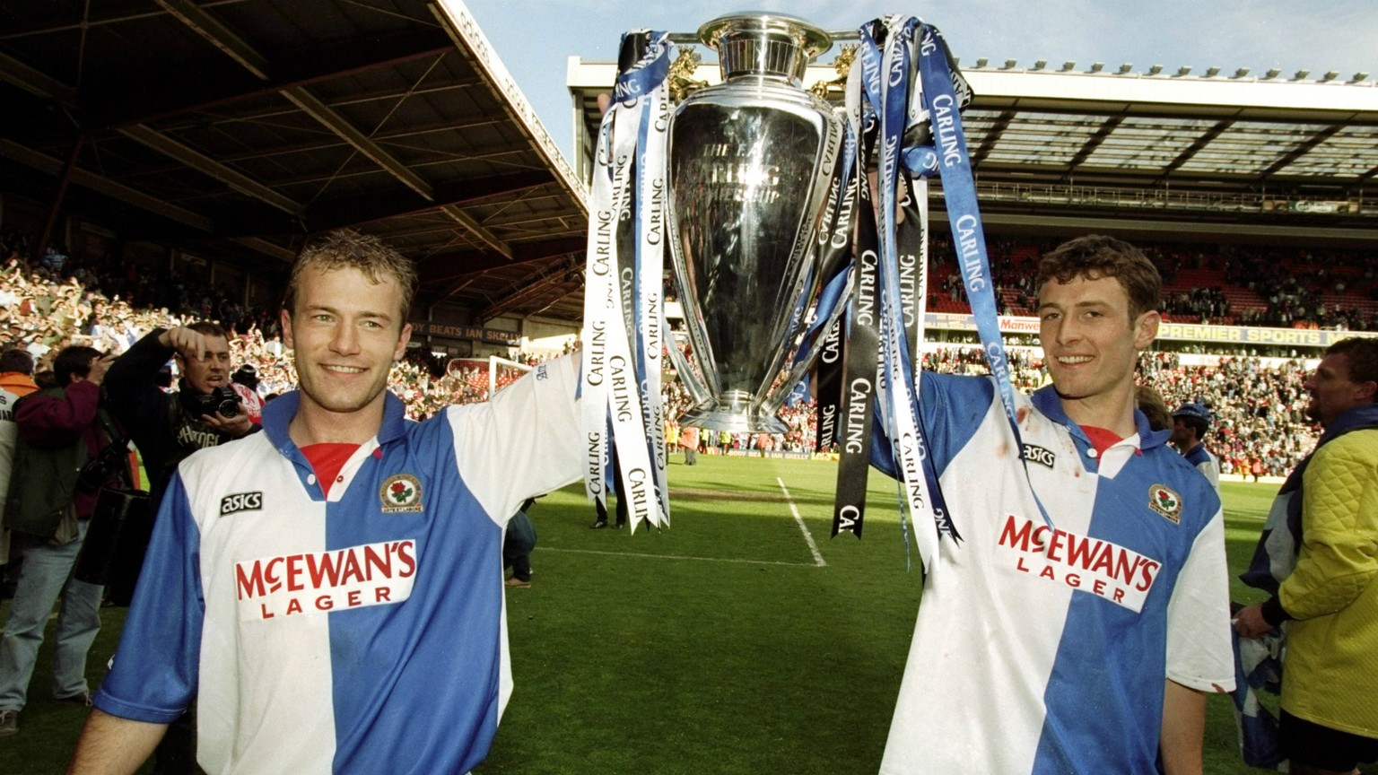 Alan Shearer und Chris Sutton 1995 mit der Premier-League-Trophäe.