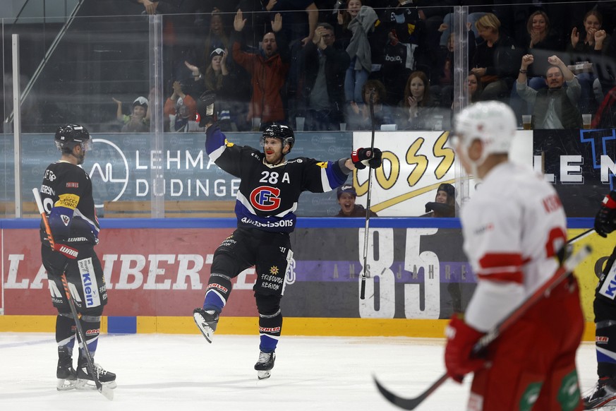 Gotterons Christoph Bertschy jubelt nach seinem Tor zum 3-1, im Eishockey Meisterschaftsspiel der National League zwischen dem HC Fribourg Gotteron und Lausanne HC, am Samstag, 15. Oktober 2022 in der ...