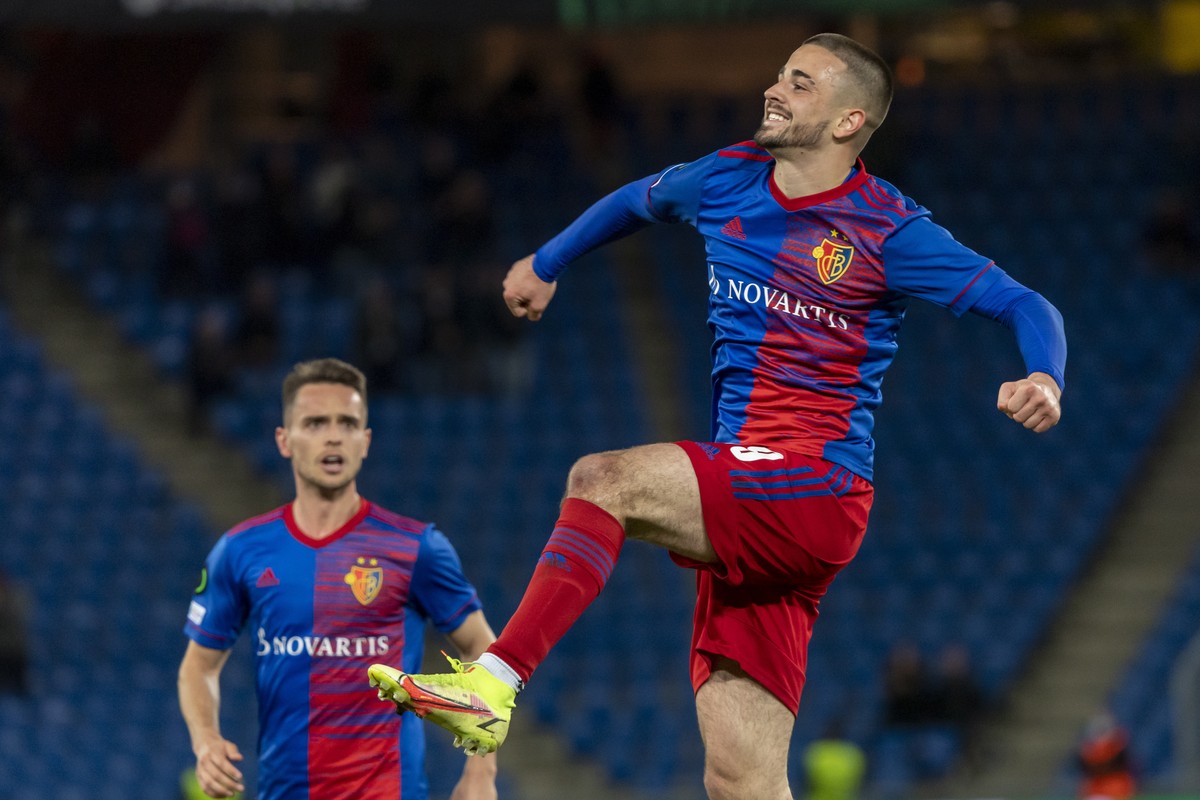 epa09537706 Basel's Edon Zhegrova cheers after scoring the 3-1 goal during the UEFA Conference League group H soccer match between FC Basel 1893 and Omonoia Nicosia at the St. Jakob-Park stadium  ...