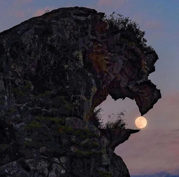 good timing

https://www.reddit.com/r/oddlysatisfying/comments/ltviyi/perfectly_timed_moon_from_mie_prefecture_japan/