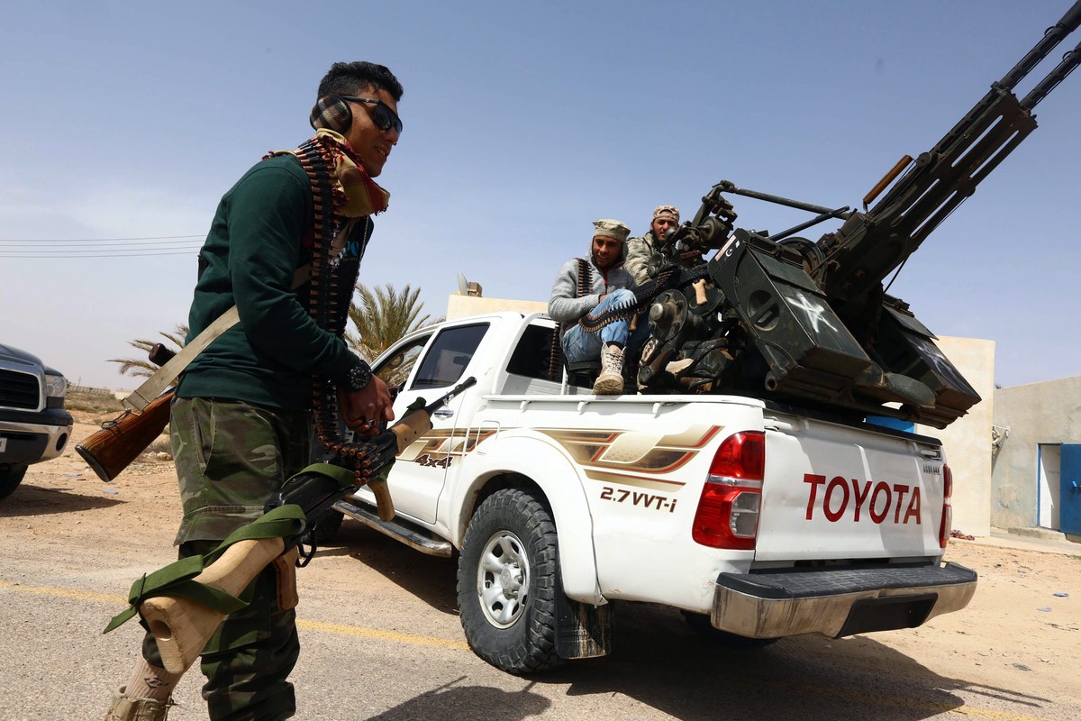 epa04665320 Fighters loyal to Libya's parliament General National Congress (GNC) prepare to launch attacks as they continue to fight Islamic State (IS) on the outskirts city of Sirte, Libya, 16 M ...
