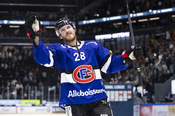 Gotterons Christoph Bertschy jubelt mit den Fans, nach dem Eishockey Meisterschaftsspiel der National League zwischen dem HC Fribourg Gotteron und EV Zug, am Freitag, 29. September 2023 in der BCF Are ...