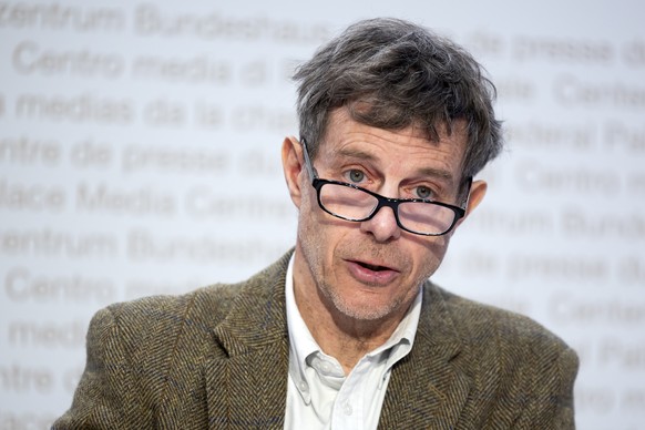 Anthony Patt, Professor fuer Klimapolitik ETHZ, spricht waehrend einer Medienkonferenz zur Lancierung der Kampagne der Klimafonds-Initiative, am Dienstag, 13. Januar 2026, in Bern. (KEYSTONE/Peter Kla ...