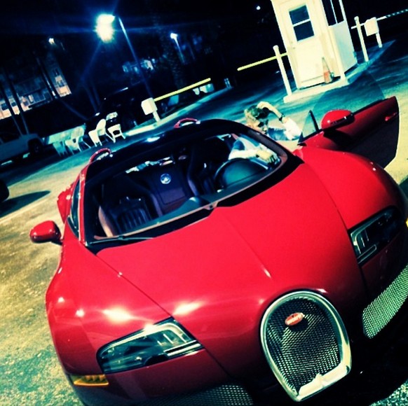 Justin Biebers Kommentar dazu: «Uncle Stunna luv. My first Bugatti&nbsp;♛ #generosity»&nbsp;