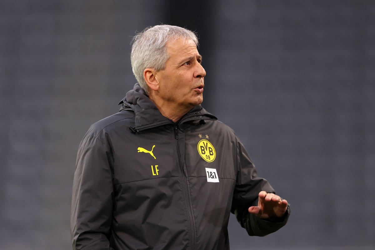 epa08879112 Lucien Favre, Head Coach of Borussia Dortmund, looks on prior to the Bundesliga match between Borussia Dortmund and VfB Stuttgart at Signal Iduna Park in Dortmund, Germany, 12 December 202 ...