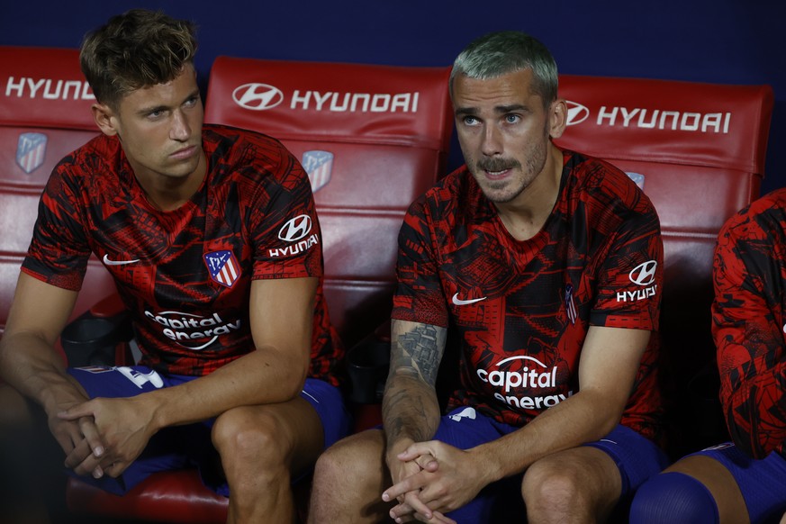 epa10176336 Atletico Madrid&#039;s midfielder Marcos Llorente (L) and striker Antoine Griezmann (R) react on the bench during the Spanish LaLiga soccer match between Atletico Madrid and Celta Vigo hel ...