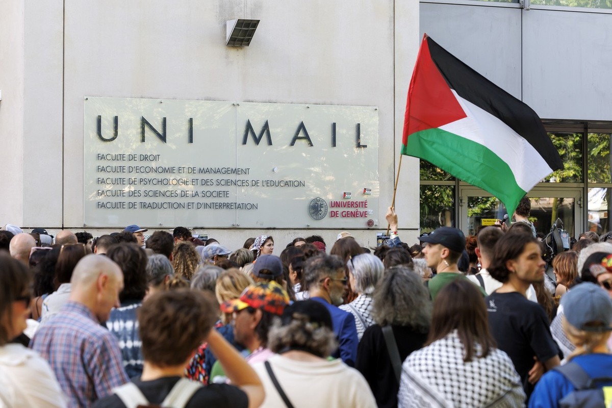 Des etudiants pro-palestiniens et des militants participent a rassemblement de soutien devant l'entree principal de Uni Mail (UNIGE) lieu d'occupation des etudiants pro-palestiniens de l ...