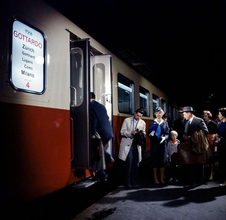 Luxuszug RAe TEE II im Bahnhof Milano Centrale, September 1961.
https://www.sbbarchiv.ch/detail.aspx?ID=237980