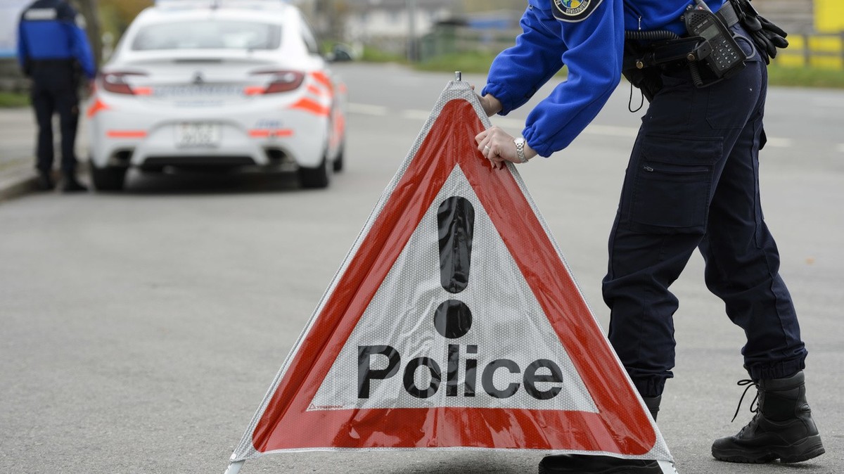 Un motocycliste perd la vie suite à une collision près d'Avenches
Une patrouille de policier (gendarme) du corps de gendarmerie de la Police cantonale vaudoise place un panneau police proche d  ...