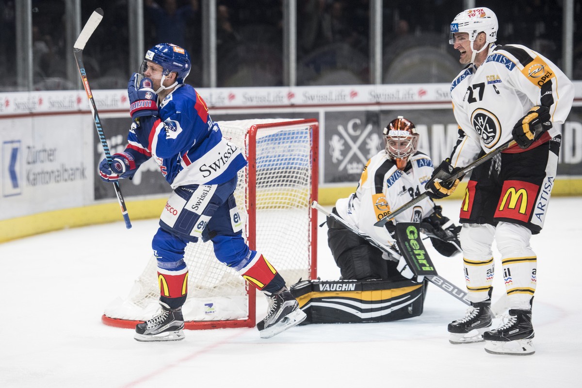 Zuerich's Patrick Thoresen, links, jubelt zum 3:1 Tor beim Eishockeyspiel der National League ZSC Lions gegen dem HC Lugano im Hallenstadion in Zuerich, aufgenommen am Dienstag, 20. September 201 ...