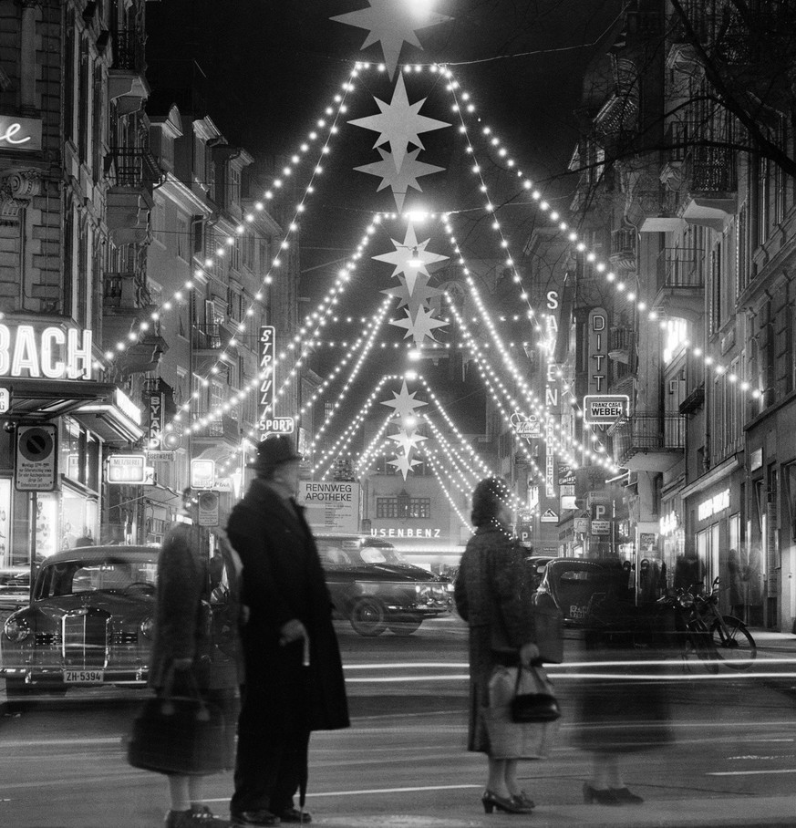 Christmas lighting pictured on Rennweg in Zurich, Switzerland, on November 29, 1958. (KEYSTONE/PHOTOPRESS-ARCHIV/Jules Vogt) Weihnachtsbeleuchtung am Rennweg in Zuerich, aufgenommen am 29. November 19 ...