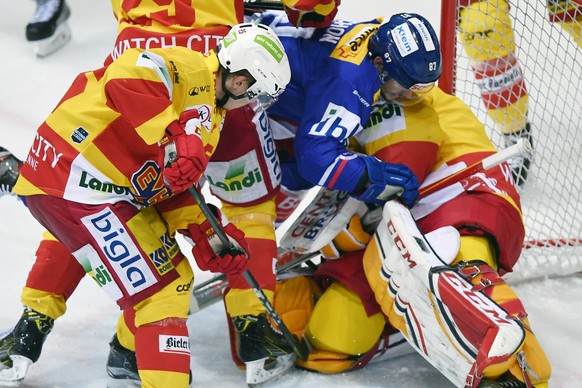 Der Klotener Marc Marchon, Mitte, bedraengt die Bieler Abwehr beim Eishockeyspiel der National League EHC Kloten gegen den EHC Biel in Kloten am Samstag, 16. Dezember 2017. (KEYSTONE/Walter Bieri)