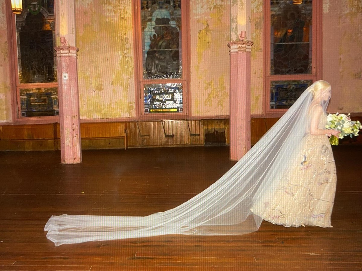 Sa robe de mariée est signée Dior.