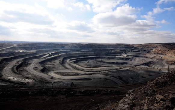 (101029) -- BAOTOU, Oct. 29, 2010 (Xinhua) -- Photo taken on Oct. 27, 2010 shows a mine pit in Bayan Obo, north China s Inner Mongolia Autonomous Region, Oct. 27, 2010. PUBLICATIONxNOTxINxCHN