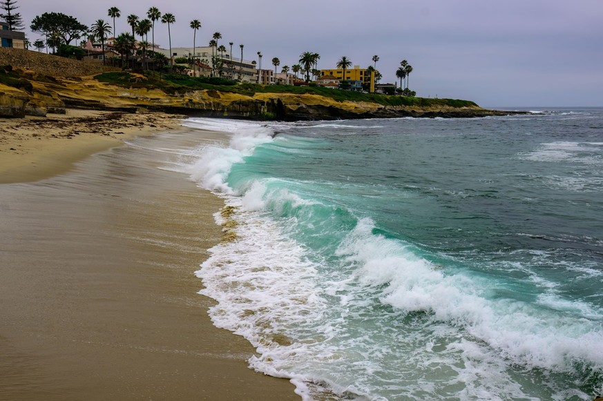 WAVES CRASHING ON THE SANDY BEACH IN LA JOLLA CALIFORNIA NEAR SAN DIEGO 26822048 RECORD DATE NOT STATED